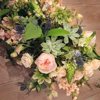Bloomsberry Floral - Center piece - Florists Near Me Bloomsberry Floral - Center piece - Florists Near Me