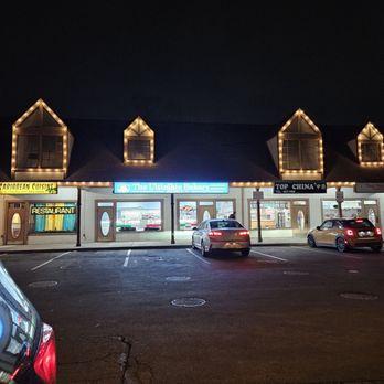 A & G Bakery - Brightly lit bakery with a ton of free parking out front. - Bakeries Near Me - North Babylon, New York