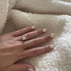 Bruce's Nail Loungs - Dip nails with gold design