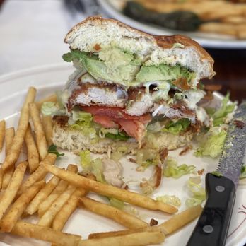Jarro’s cafe - Cut view of fried chicken burger - Breakfast & Brunch Near Me - Moorpark, California