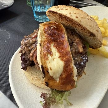 Brots de Vi - Wagyu Burger with Brie - Catalan Near Me - Gerona, C Brots de Vi - Wagyu Burger with Brie - Catalan Near Me - Gerona, C
