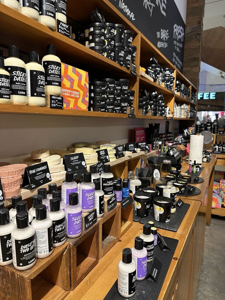 Lush Cosmetics Logo
