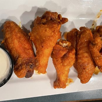 Murphy’s Irish Pub - Mild wings(8) for $6.75 during Happy Hour from 3-7pm!!! - Irish Near Me - Virginia Beach, Virginia