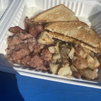 Maine Diner - Eggs over medium home fries bacon and toast - Diners Near Me - Wells, Maine
