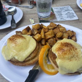 Eggs 'n Things Ko Olina - Crab Cake Benedict - American Near Me - Kapolei, Hawaii
