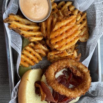 The Committed Pig - Chipotle bacon burger - American Near Me - Summit, New Jersey