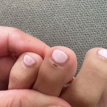 High Five Nail Bar - That huge bubble in the paint I was told "that's your toe." The middle one he clearly cut me now I've healed have a nice scab - Nail Salons Near Me - Dallas, Texas