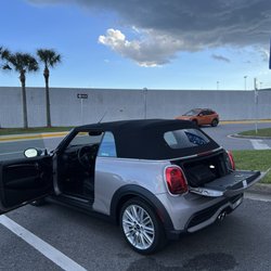 Daytona Beach International Airport - ハーツでカギをもらうとスペシャルよと言ってた。ミニは確かに予約した小型車だけどオープンカーはいらんとよ。普通がよかと。まぁ天井しまっとるからこれでよか。厚意を受け入れ旅は仲良く道連れね。