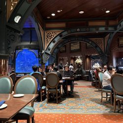 Lombard's Seafood Grille - Aquarium and flower vase