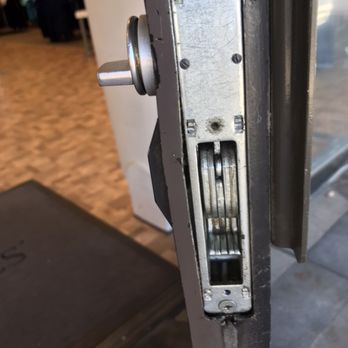 Locksmith Doctor - Commercial door latch - Keys & Locksmiths Near Me