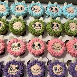 XOXO Cake Pops