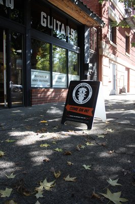 Thunder Road Guitars PDX by null