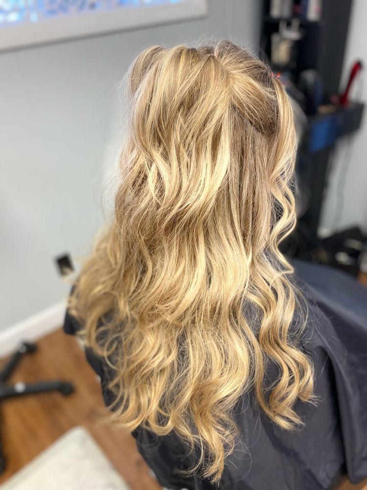 Adore Mae Salon Logo