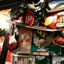 TGI Fridays - The decor is what make all tgi Fridays fun!