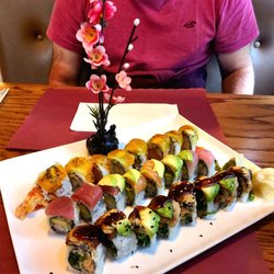 Sushi Cafe - Rainbow, Kiwi, and dancing eel roll - fish quality and flavors were great! I especially loved contrast flavor on kiwi roll - tart & sweet!