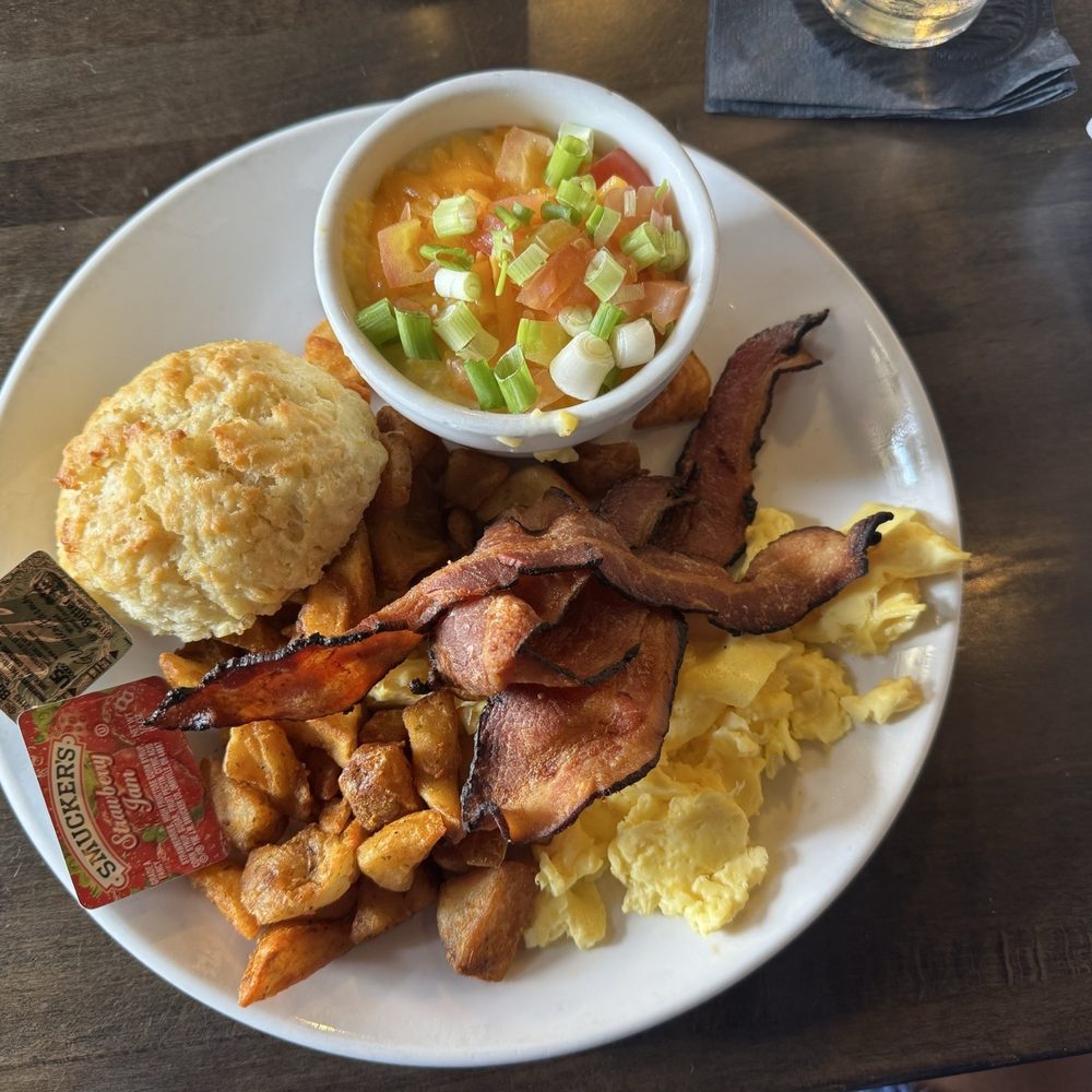 B Matthews Eatery - The Lamp post - New American Near Me - Savannah, Georgia
