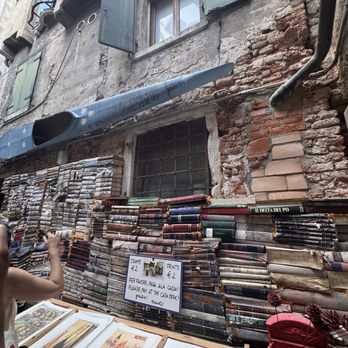 Libreria Acqua Alta - Bookstores Near Me - Venezia, VE Libreria Acqua Alta - Bookstores Near Me - Venezia, VE