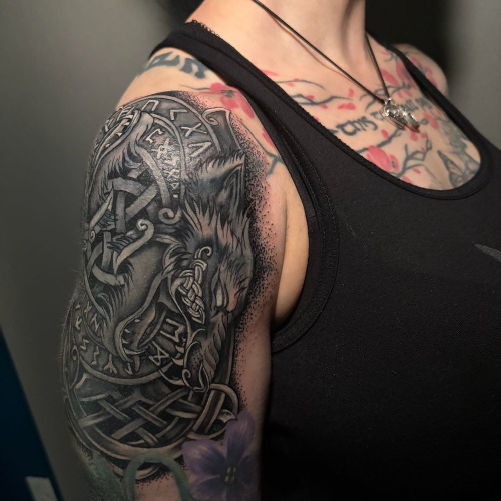 This is the second time I've noticed Burgess's tattoo and now I'm curious  about it but I can't find anything about it. – @h2o-mako-mermaids on Tumblr, image size:1000x1000