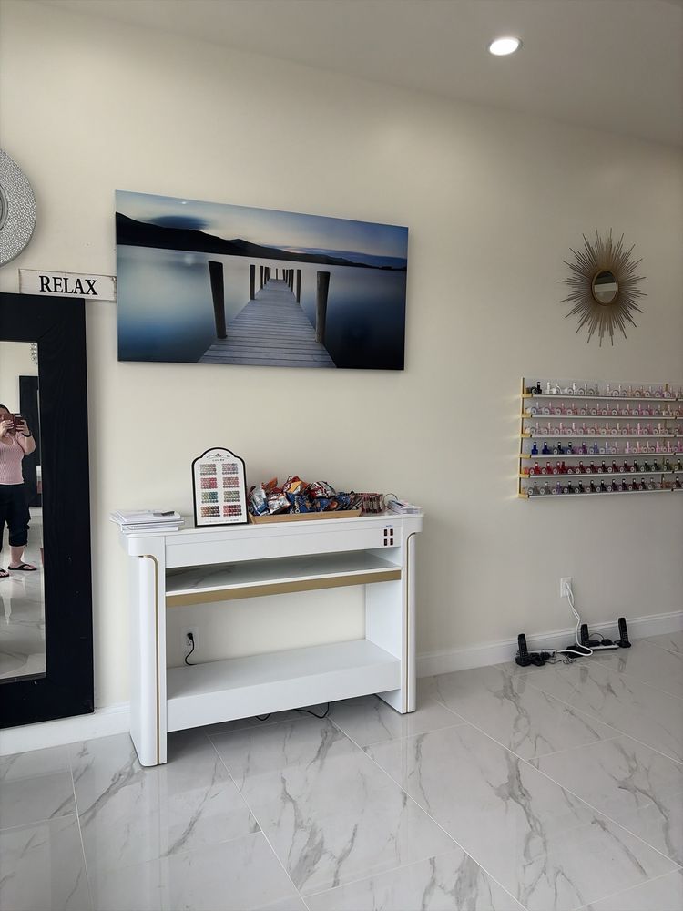 Lak Nails And Spa Logo