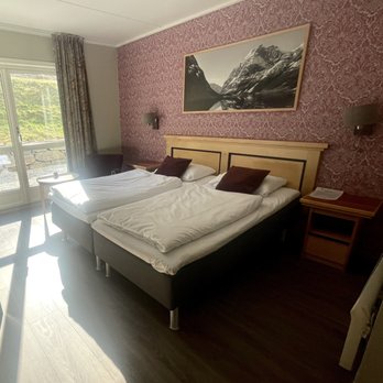 Fretheim Hotel - Kind sized bedroom - Hotels & Travel Near Me - Aurland, 14 Fretheim Hotel - Kind sized bedroom - Hotels & Travel Near Me - Aurland, 14