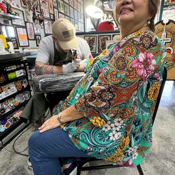 Black Palm Tattoo - My mom getting her first tattoo - Tattoo Near Me - Orange, California Black Palm Tattoo - My mom getting her first tattoo - Tattoo Near Me - Orange, California