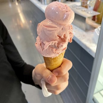 Malmö Saluhall - Suppose to be 1 scoop of strawberry sorbet...looks more than that! - Public Markets Near Me - Malmö, M