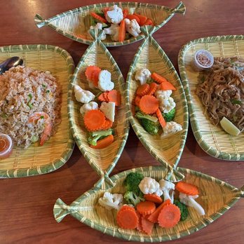Sukhothai - Thai Fried Rice, Pad Thai, side steamed vegetables - Thai Near Me - Toronto, Ontario Sukhothai - Thai Fried Rice, Pad Thai, side steamed vegetables - Thai Near Me - Toronto, Ontario