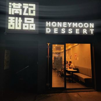Honeymoon Dessert - Storefront at night - Desserts Near Me - Toronto, Ontario Honeymoon Dessert - Storefront at night - Desserts Near Me - Toronto, Ontario