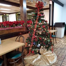 Aunt Bea's BBQ - A nice little Christmas display for the holidays.
