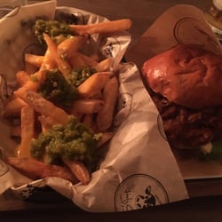 Holy Cow Brgr's & Stuff - Cheddar pommes med jalapeños och en pulled pork burgare!