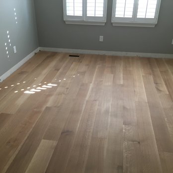 Country Plank - a hardwood floor in an empty room - Flooring Near Me Country Plank - a hardwood floor in an empty room - Flooring Near Me