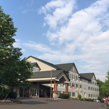 La Quinta by Wyndham Eugene - Front of hotel with parking lots on both sides and tiny underground garage. - Hotels Near Me - Eugene, Oregon