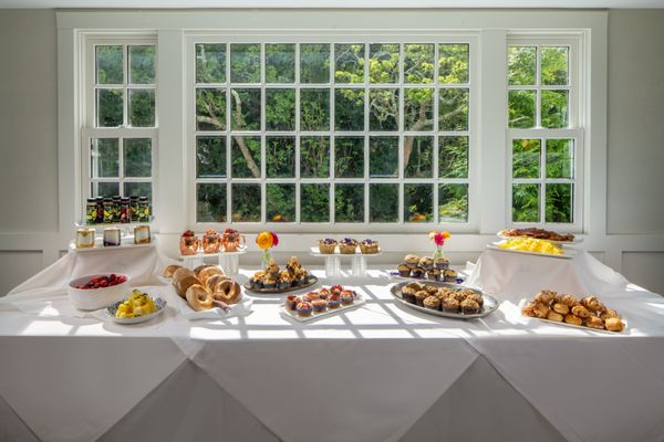 Huntting Inn by null