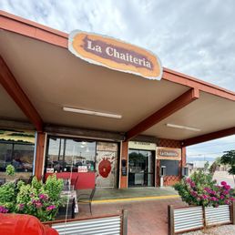 Adorable exterior with outdoor seating! Adorable exterior with outdoor seating!