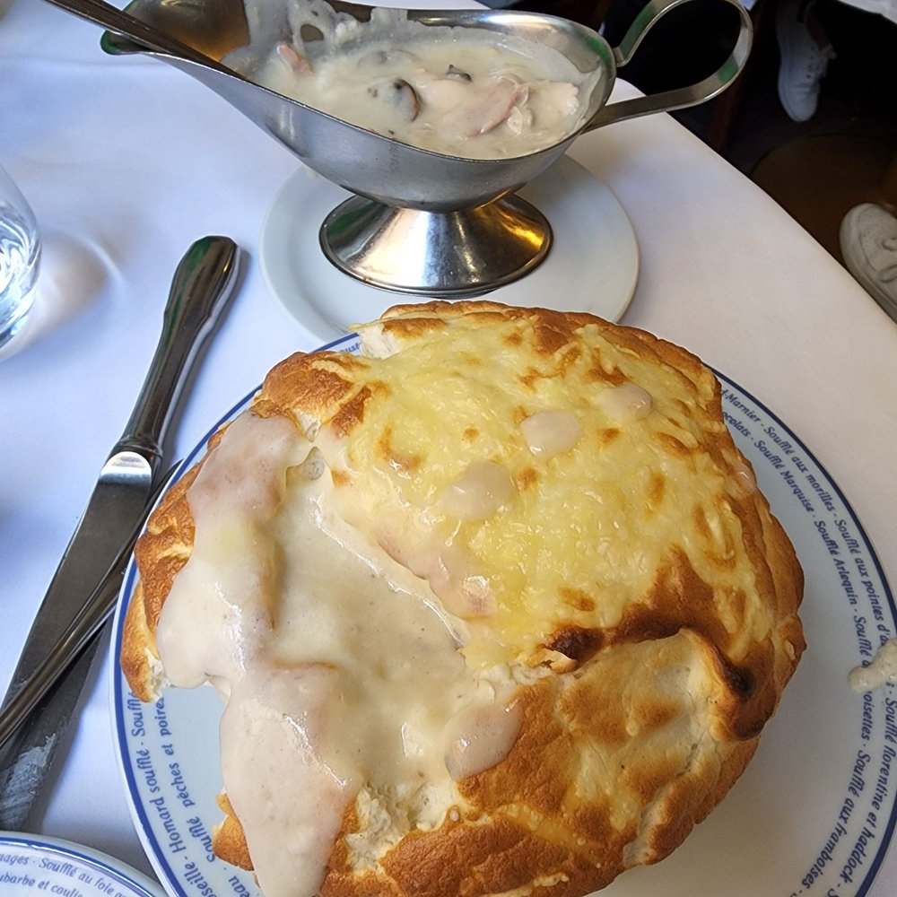Le Soufflé - Cheese soufflé with chicken and gravy - French Near Me - Paris, 75