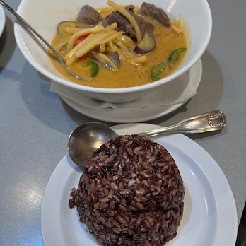 Thai on Ventura - Red Curry with beef and purple rice - Thai Near Me - Encino, California Thai on Ventura - Red Curry with beef and purple rice - Thai Near Me - Encino, California