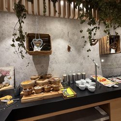 Holiday Inn - Breakfast