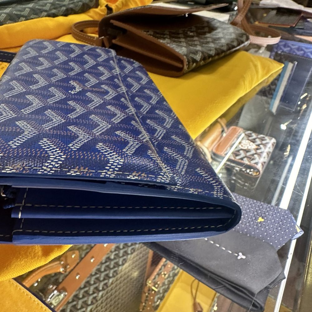 Maison Goyard - Le Chic du Chien - Selecting a style - Leather Goods Near Me - Paris, 75
