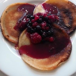 Olsen Butik - Plattar : petites crêpes garnies d'un coulis de fruits rouges