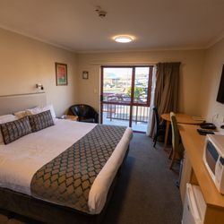 Best Western 555 On Bayview - Room type: King Studio.