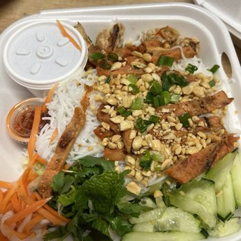 Pho 102 - #20 Vermicelli Salad with Pork and Egg roll - egg rolls were very dry - Vietnamese Near Me - Tumwater, Washington