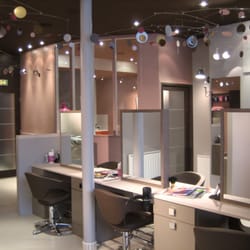 Mum & Babe - Salon de coiffure et baie vitrée vers espace enfants