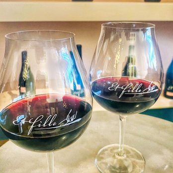 Et Fille Wines - Et Fille Pinot Noir - Wine Tasting Room Near Me - Newberg, Oregon Et Fille Wines - Et Fille Pinot Noir - Wine Tasting Room Near Me - Newberg, Oregon