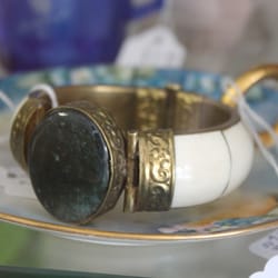 Itchy's Flea Market - Cool jade and bone bracelet