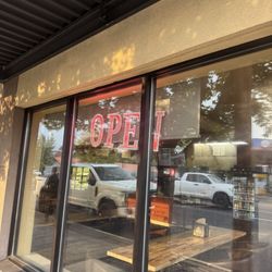 Great Earth Cafe & Market - Open sign but they are actually closed