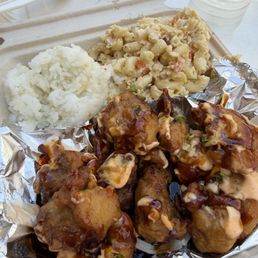 Garlic chicken with macaroni salad and rice Garlic chicken with macaroni salad and rice