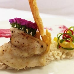 Mejores Banquetes - Filete de pescado a la Tikinxic en hoja de plátano con empanada de picadillo y alcaparra con arroz y crocante de plátano macho