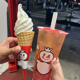 Vanilla Soft Serve (Left) & Peach Oolong Tea (Right)