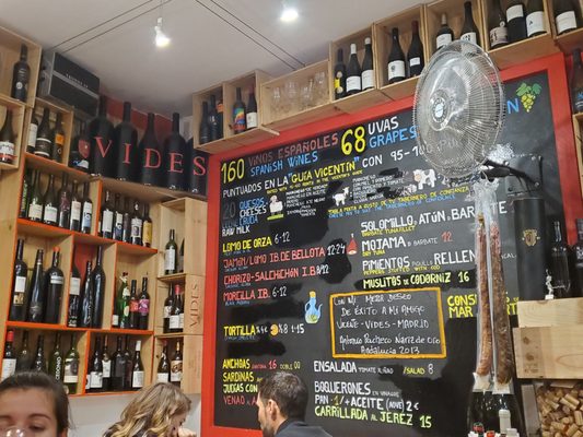 Vinoteca Vides by null