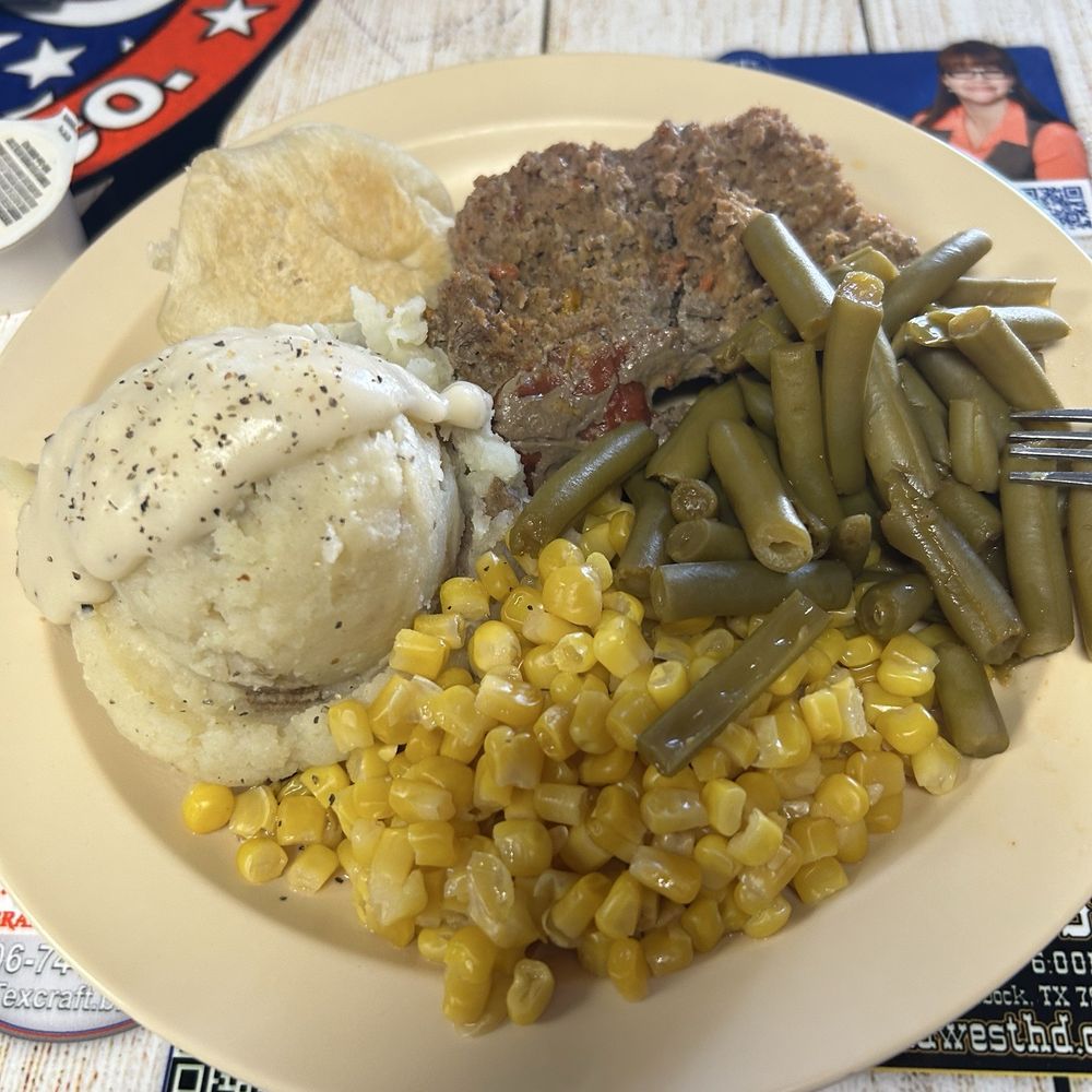 Meatloaf, greenbeas, corn and mashed potatoes Meatloaf, greenbeas, corn and mashed potatoes